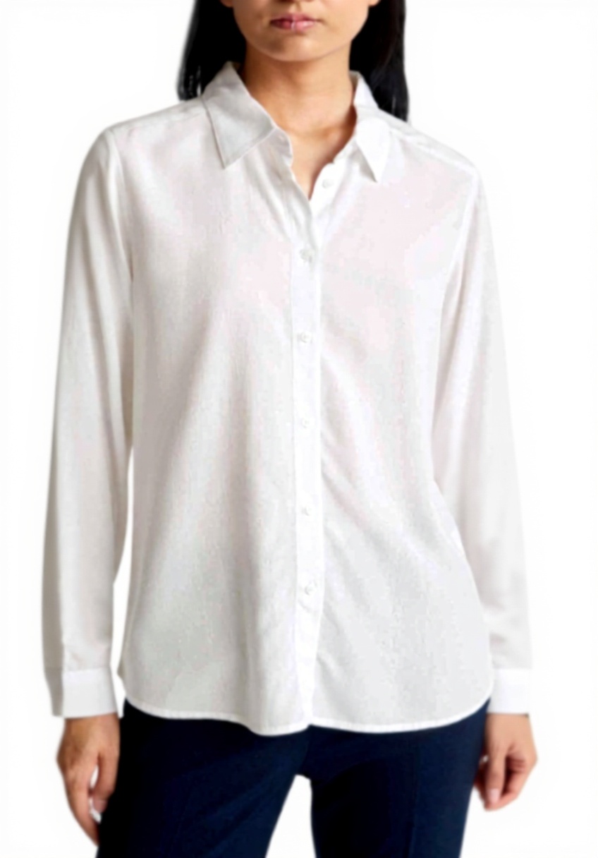 'Camicia United Colors of Benetton indossata in un ambiente casual'