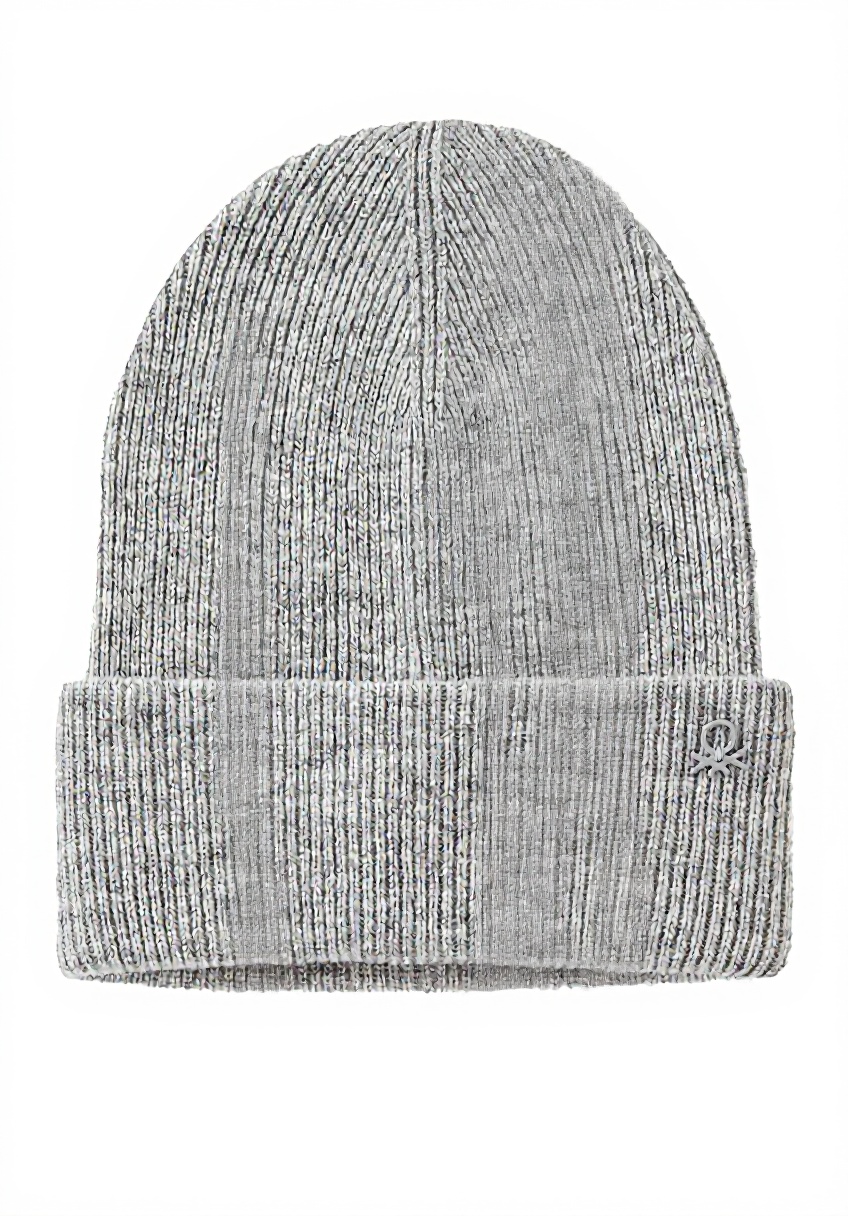 United Colors of Benetton Cappello Unisex indossato da un bambino in un parco