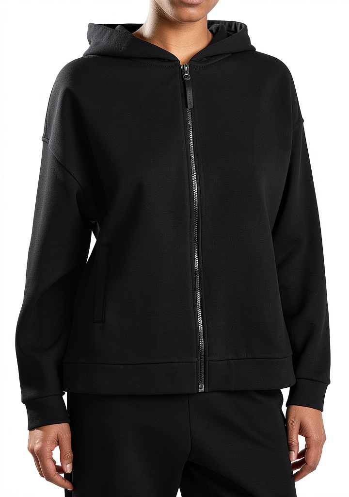 Felpa con cappuccio Benetton donna cotone comfort fit indossata da una modella in un ambiente urbano