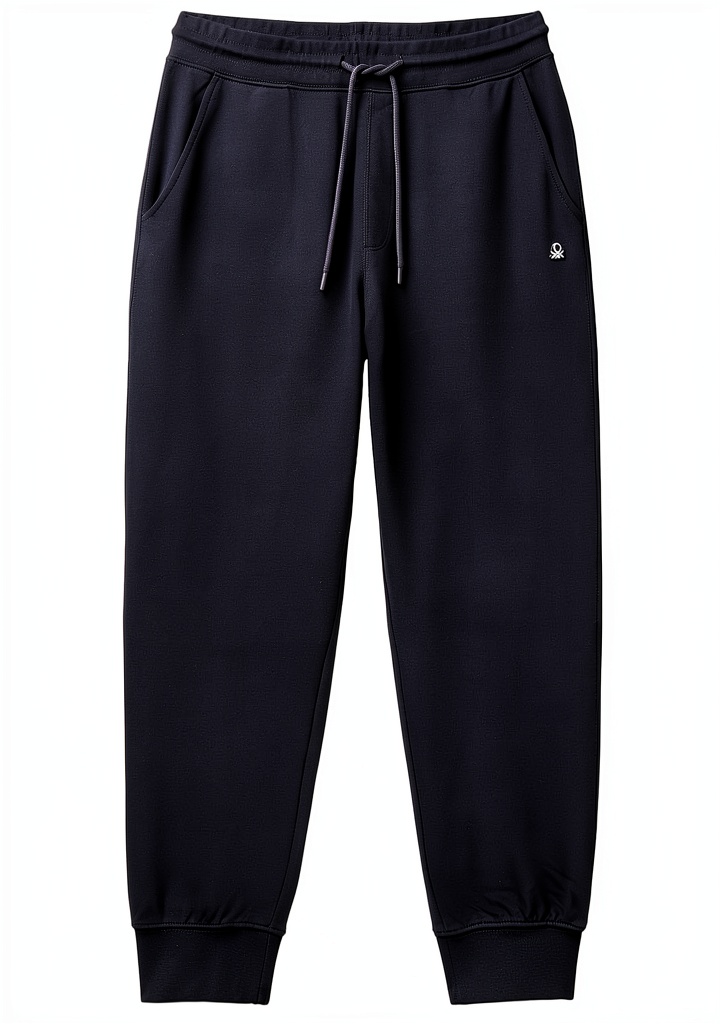 Pantalone uomo Benetton felpa cotone organico fit regular indossato su un tavolo di legno con accessori casual