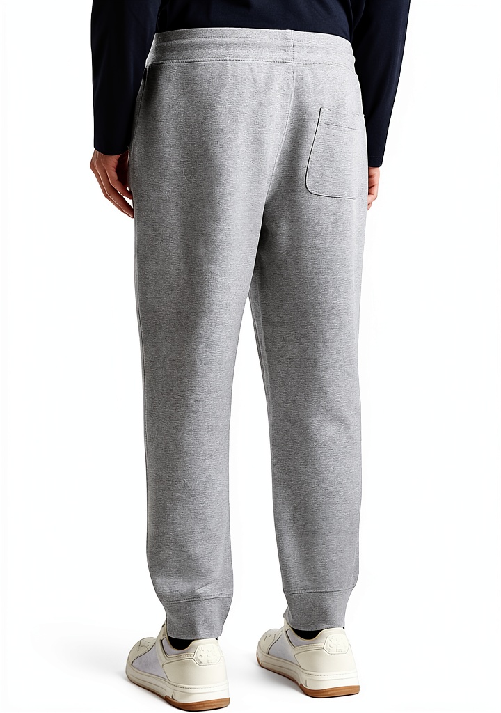 Uomo che indossa pantaloni Benetton in un ambiente casual