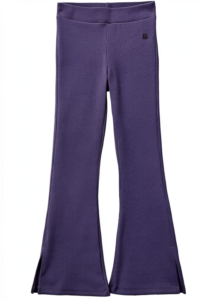 Installazione leggings flare bambina su un tavolo di legno