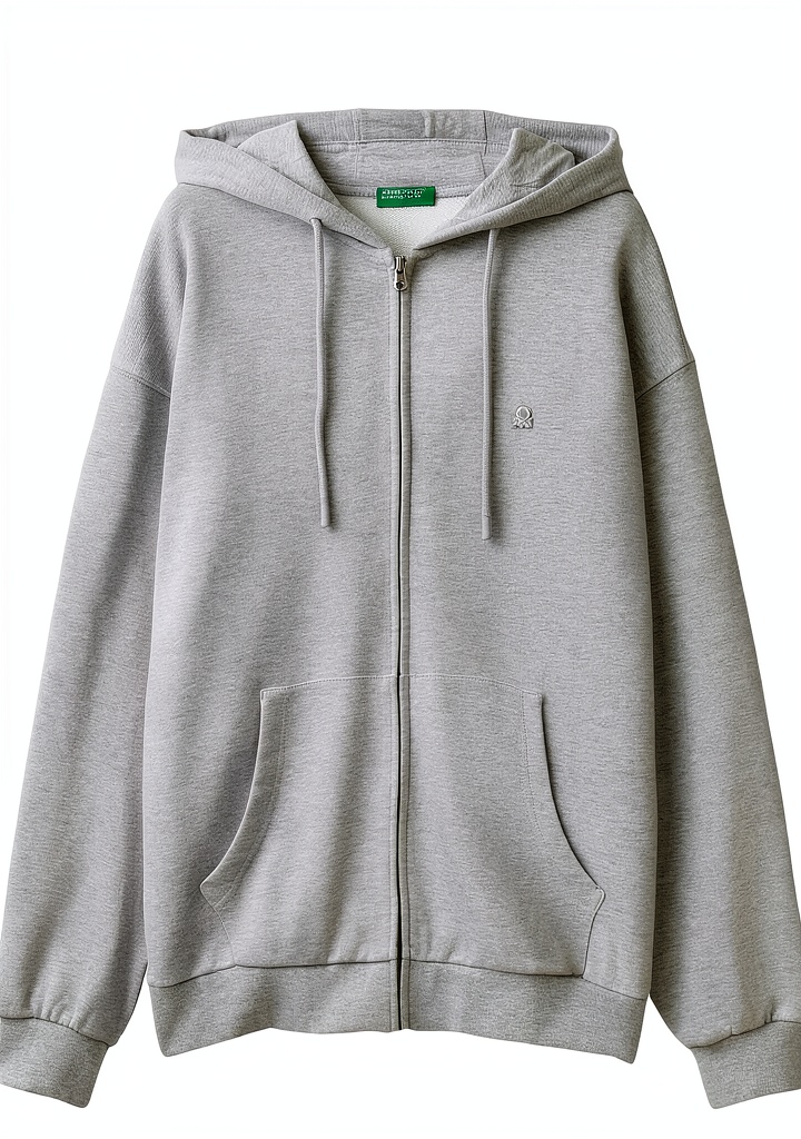 Felpa Benetton con zip e cappuccio in cotone organico indossata da un uomo