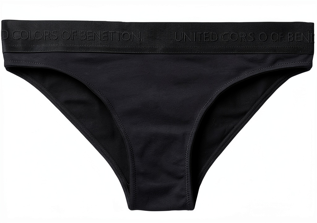 'Slip Benetton Donna in cotone organico su sfondo neutro'