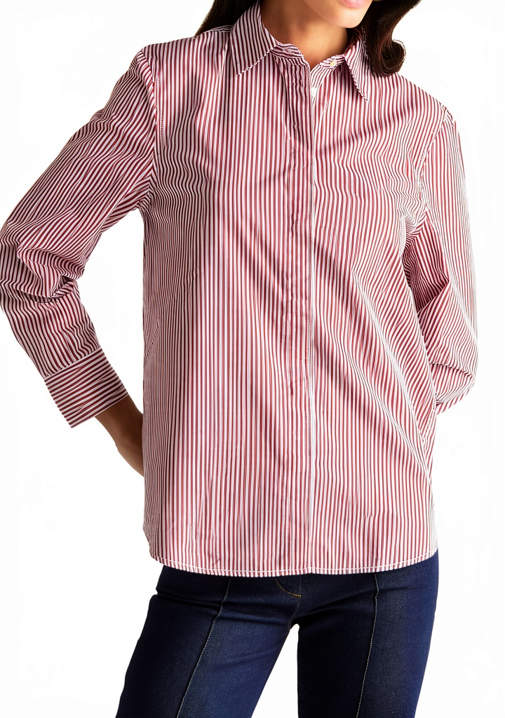 United Colors of Benetton camicia donna indossata in un ambiente casual