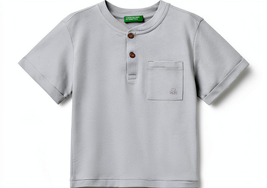 'Bambino che indossa T-shirt United Colors of Benetton in giardino'