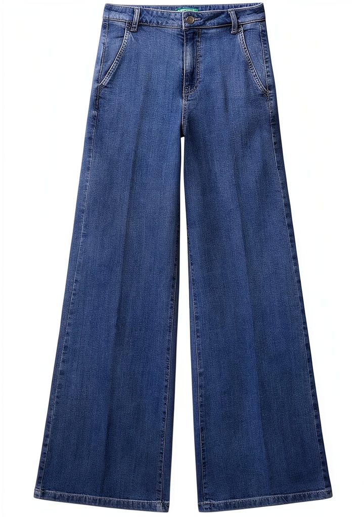 Donna che indossa i pantaloni Benetton wide leg in un contesto urbano, abbinati a sneakers e giubbotto
