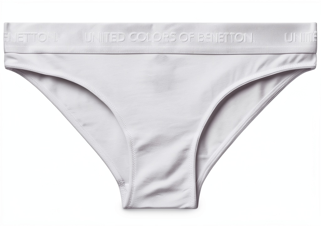 'Slip United Colors Benetton in cotone organico su sfondo neutro'