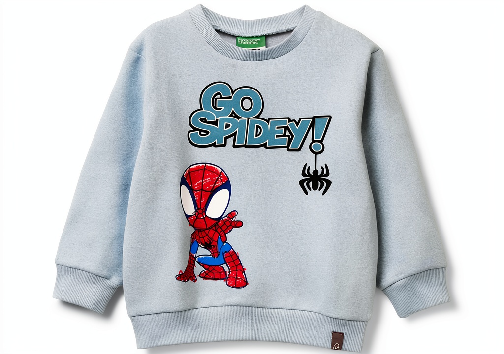 Felpa con cappuccio Benetton blu per bambini indossata all'aperto