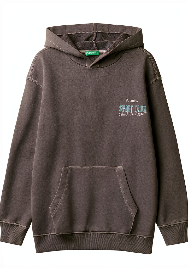 Felpa con cappuccio United Colors Benetton indossata da un ragazzo in un parco