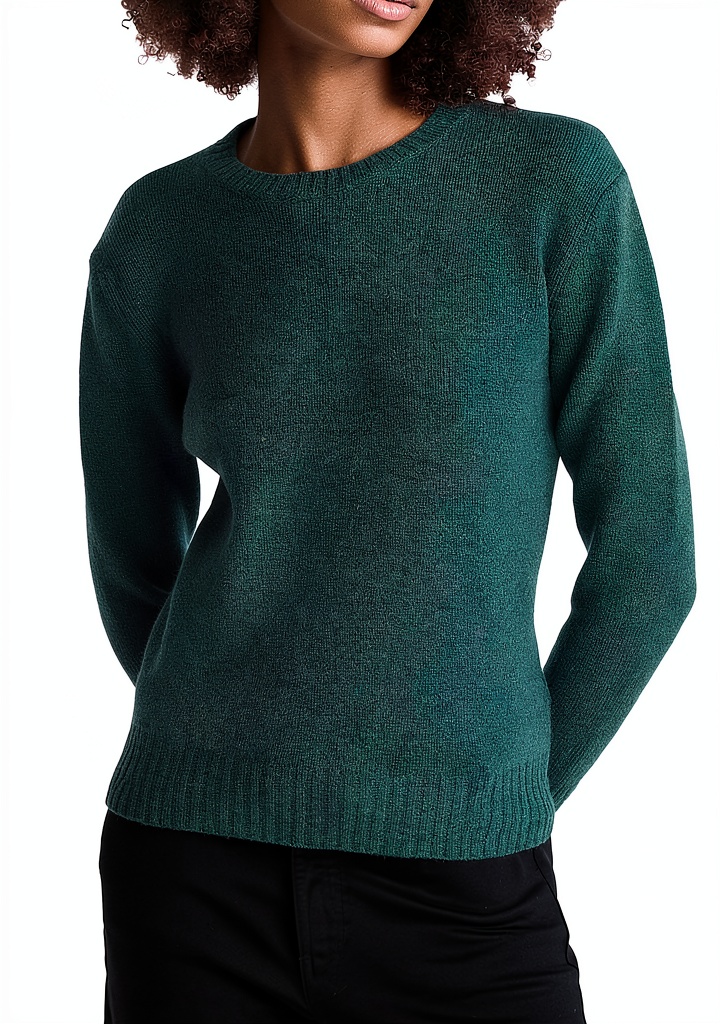 Maglione donna United Colors Benetton in lana vergine su sfondo neutro