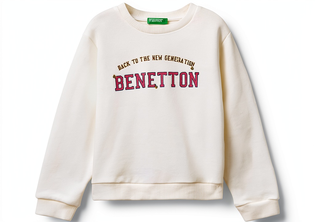 Bambina che indossa felpa Benetton glitter durante attività scolastiche