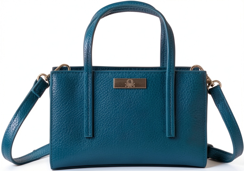 'Borsa United Colors of Benetton in uso con abbigliamento casual'