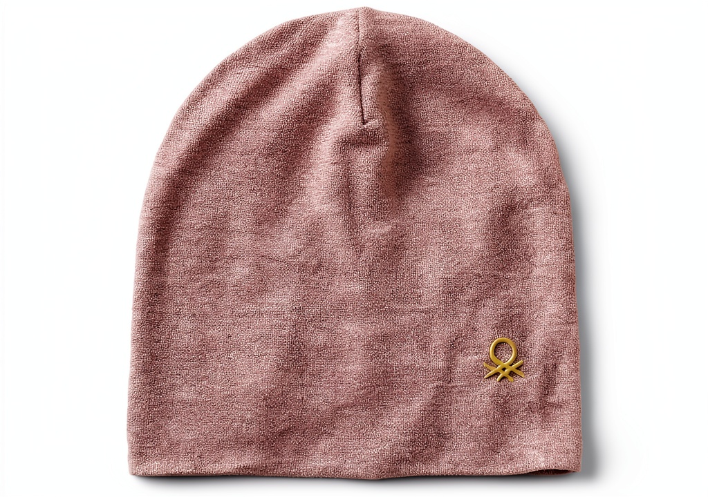'Cappellino beanie Benetton melange indossato da una bambina'