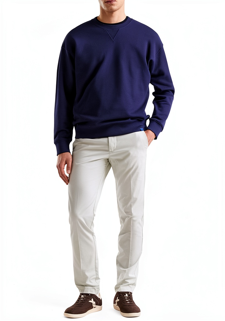Pantaloni chino Benetton in cotone su sfondo neutro