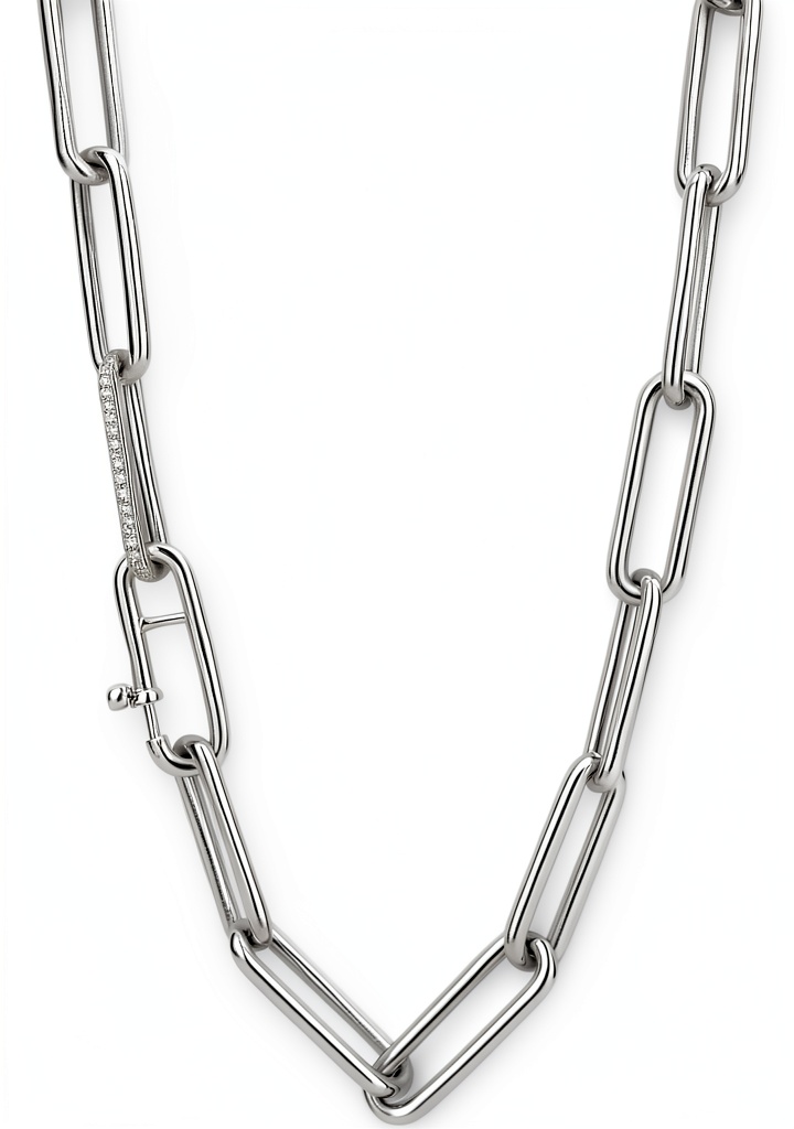Collana TISENTO in argento 925 indossata da una modella in un contesto elegante